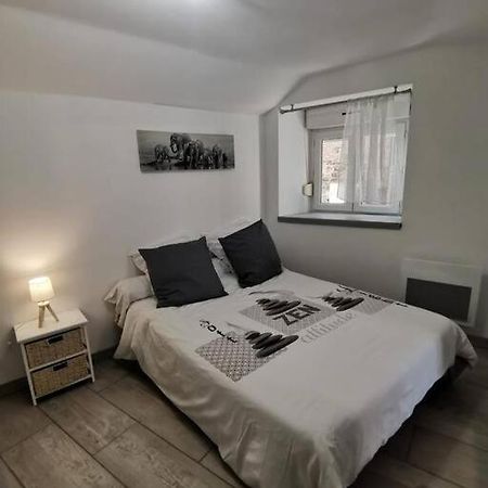 Charmant Appartement Au Calme Saint-Georges-de-Luzençon Kültér fotó